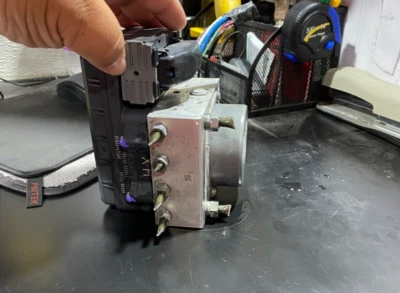 Toyota Corolla 2011 conjunto de bomba de freno antibloqueo 1,8 L usado Foto 1 de 2