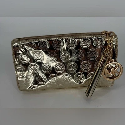 Bolso de cosméticos Michael Kors dorado con monograma con dije Foto 1 de 4