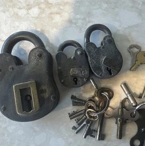 3 antike Schlösser 2 mit zufälligen Schlüsseln - Bild 1 von 5