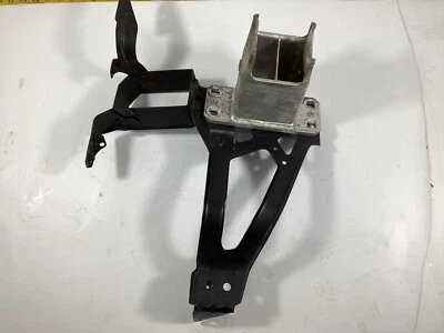 Soporte de soporte de radiador lateral derecho BMW 528i 2008-2010 7163484 OEM. Foto 1 de 4