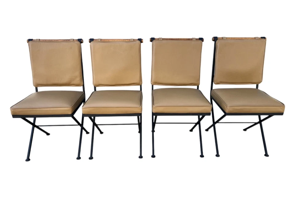 Juego de 4 sillas de comedor de campaña estilo Cleo Baldon - hierro forjado, roble y cuero Foto 1 de 4