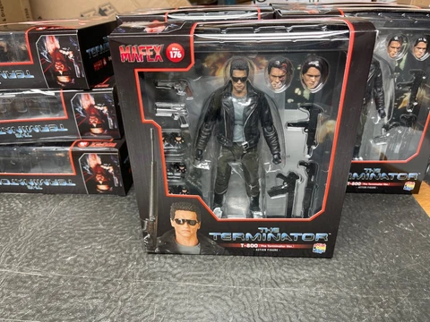 MAFEX terminator T-800 us seller in stock DAMAGED PACKAGING Cover