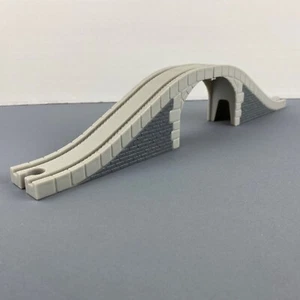 Thomas und seine Freunde Holzeisenbahn - Bogenbrücke Kunststoff grau Ziegeloptik - Bild 1 von 11