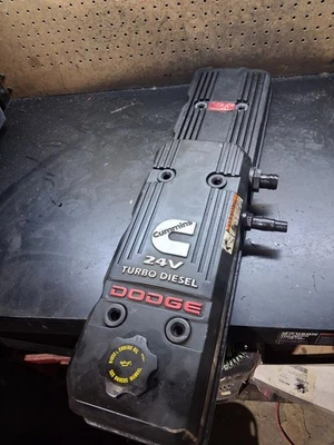 Conjunto de cubierta de válvula Cummins 5,9 L Dodge Ram 2500 3500 2006 2007 OEM 4931453 A39 Foto 1 de 4