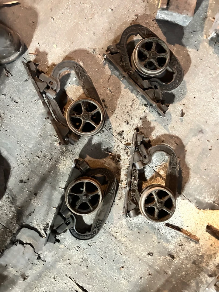 Antiguo rodillo de suspensión de puerta de bolsillo corredera IVES 1886 de hierro fundido individual Foto 1 de 1