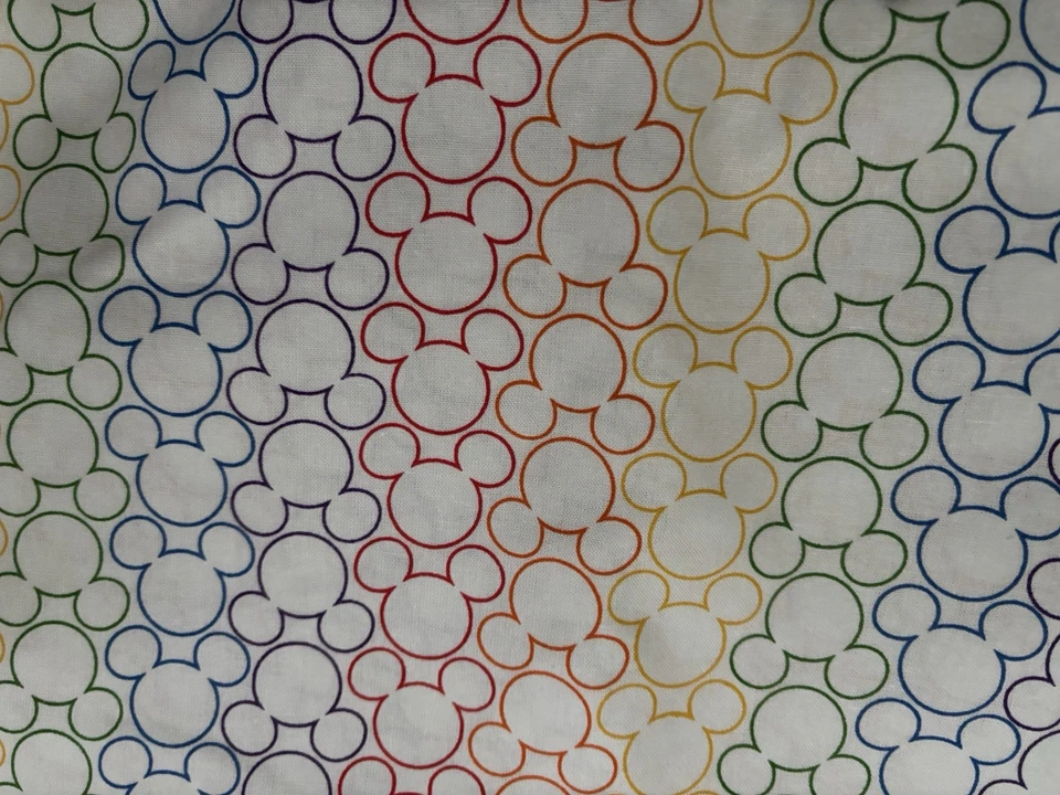 Tela de orejas de Mickey Mouse tela de algodón multicolor tela de Disney vendida por comprar Foto 1 de 1