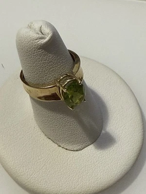 2.7gr Natural Oval 7mm x 9mm Peridot Solid 10k Yellow Gold Oval Ring Size 6 CI - Image 1 of 4