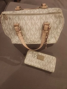 Michael Kors Grayson Monogram Umhängetasche und passender umlaufender Reißverschluss Geldbörse in Vanille - Bild 1 von 5