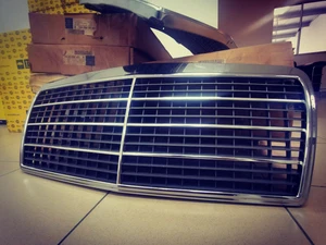 W124 Original Radiator Grille - Picture 1 of 4