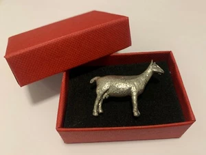 ZIEGENSILBER ZINNNADEL ABZEICHEN BROSCHE REVERS ROT GESCHENKBOX GEBURTSTAG WEIHNACHTEN - Bild 1 von 4