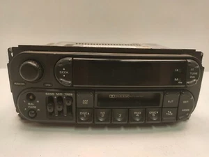98 99 00 01 02 Dodge Chrysler Jeep AM FM Ricevitore radio cassetta P56038518AJ OEM - Foto 1 di 7