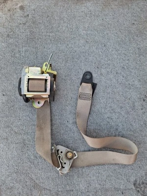 Бежевый передний левый ремень безопасности для Mazda Protege 1999-2003 годов выпуска  - Изображение 1 из 2