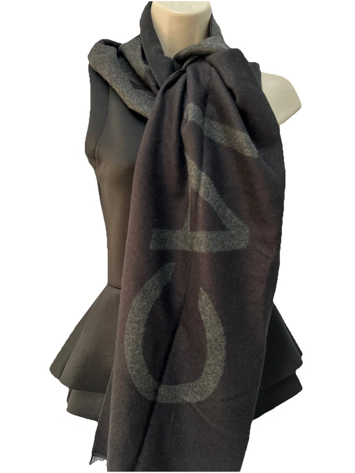 BUFANDA CALVIN KLEIN HOMBRE O MUJER REVERSIBLE LOGOTIPO GRANDE NEGRO Y GRIS NUEVO CON ETIQUETAS Foto 1 de 4