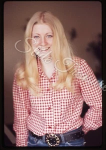 Mujer Bonita Rubia Moda 35mm Diapositiva Años 70 - Imagen 1 de 3