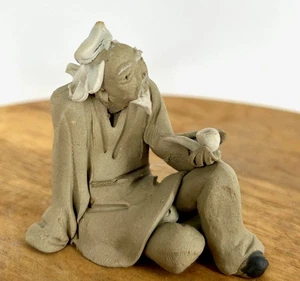 Estatuilla de cerámica miniatura hombre de barro sentado con pipa - Estatuilla de bonsái de 2" - Imagen 1 de 3