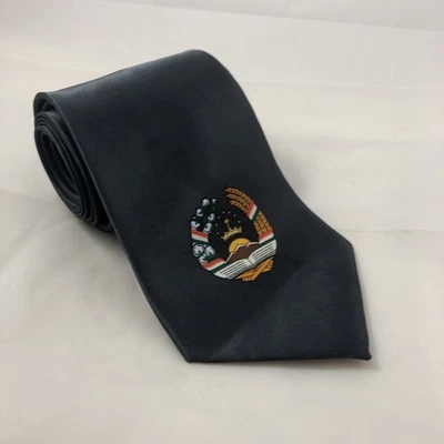 Corbata de seda Yves Saint Laurent para hombre 4"x57" negra bandera de Tayikistán escudo raro Foto 1 de 4