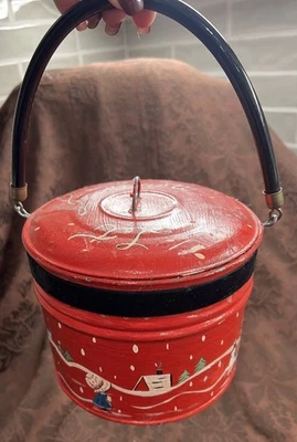 Cartera de mano vintage Holly Hobbie roja pintada redonda de metal forrada de fieltro con espejo Foto 1 de 4