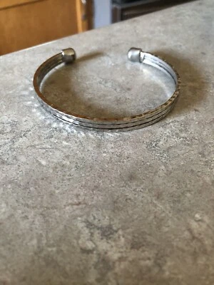 Pulsera de plata con brazalete arrugado de Lia Sophia Foto 1 de 3