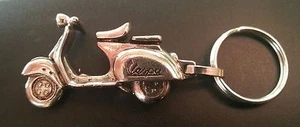 Vespa Schlüsselanhänger 3D Scooter Roller silbern relief - Maße 49x27mm - Picture 1 of 1
