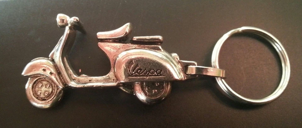 Vespa Schlüsselanhänger 3D Scooter Roller silbern relief - Maße 49x27mm - Image 1 of 1
