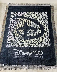 Tapiz tejido clásico de 48"" x 60"" de Disney 100 Years of Wonder - Imagen 1 de 7