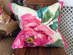 COPRICUSCINO TESSUTO GILDA DESIGNER SHANGHAI GIARDINO PEONIA 17x17" CON FINITURE - Foto 1 di 2