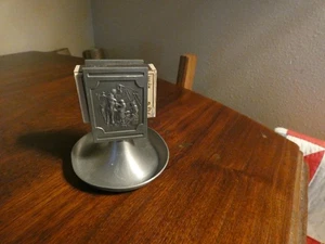 Soporte de caja de fósforos de peltre alemán escena de bar vintage - Imagen 1 de 10