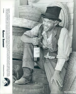 1985 Pressefoto großes Lächeln von GW Bailey in Rustlers Rhapsodie 1980er Komödie - Bild 1 von 2