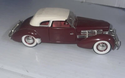 Signature Models 1:32 Scale Diecast 1937 Cord 812  Burgundy White - Image 1 of 2