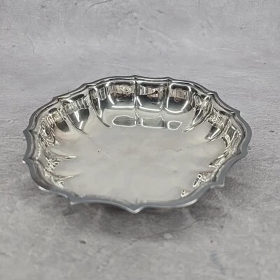 Cuenco de colección Chippendal International Silver Co. bordes festoneados Foto 1 de 4