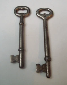 Lot of 2 Vintage ANTIQUE SKELETON KEYS long & short - Picture 1 of 5
