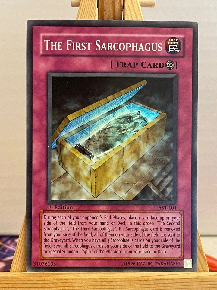 Der Erste Sarkophag AST-101 1st Edition Super Rare Englisch NM YUGIOH - Bild 1 von 1