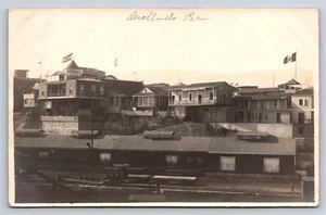 AK Mollendo Peru Küstenstadt Szene RPPC Flaggen & Häuser 1913 AW19 - Bild 1 von 3