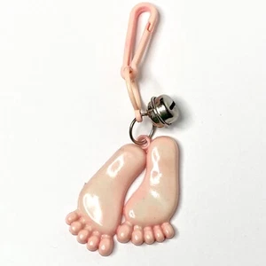 Dijes de campana de la década de 1980 • Dijes con clip de plástico • Pies desnudos rosa - Imagen 1 de 2
