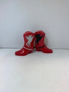 1950er Fosta Cowboystiefel Münzbanken - roter Kunststoff mit silbernen & schwarzen Designs - Bild 1 von 9