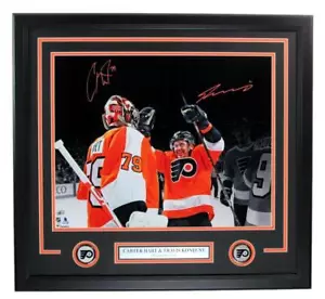 Volantes fotográficos de 16x20 enmarcados fanáticos de Carter Hart/Travis Konecny doble autografiados - Imagen 1 de 4