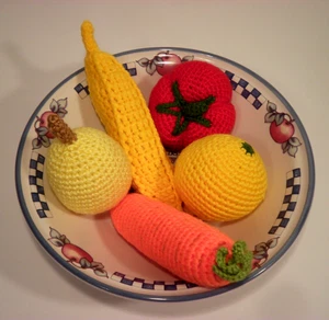 5 gehäkelte Strickfrüchte Gemüse Tomate Zitrone Birne Karotte Banane Rarität Requisite Dekor - Bild 1 von 5