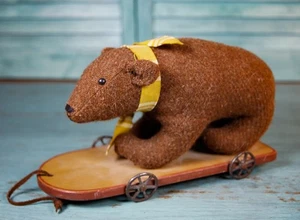 Peluche orso su carrello di legno vintage 1987 fatto a mano con ruote tira giocattolo firmato Jean - Foto 1 di 15
