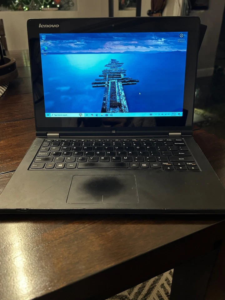 Lenovo Yoga Pantalla 2, 11 pulgadas (modelo #20428), plateada con funda y cargador  Foto 1 de 4