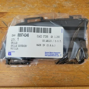 Genuine GM Front Bumper Lower Fog Light Cover Right Side - 88974246 - Foto 1 di 9