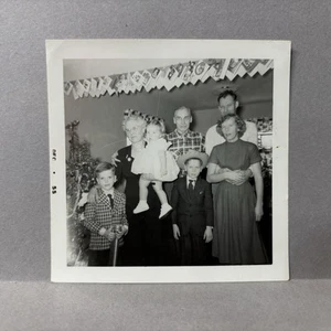 Vintage Fundfoto Familie Weihnachten Junge mit Cowboyhut 50er Jahre - Bild 1 von 2