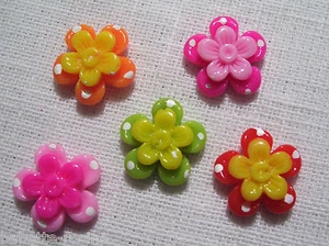 LOT de 5 EMBELLISSEMENTS en résine FLEUR DOUBLE PRINTANIÈRE ** 17 mm ** R007 - Picture 1 of 7