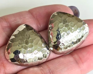 Pendientes perforados triángulo tono plata martillados efectos metálicos Avon 1986 de colección 1" - Imagen 1 de 5