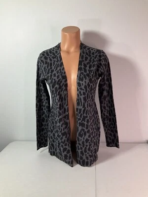 Suéter STYLE & CO. preto e cinza com estampa de animais frente aberta. Tamanho pequeno. NOVO - Imagem 1 de 4