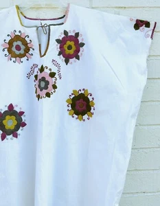Nueva Blusa Boho Hecha a Mano Guatemala Gasa Bordada Pastel Crema Floral XL - Imagen 1 de 4