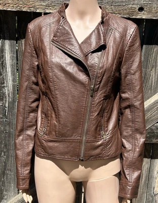 Chaqueta plisada negra remache mediana para mujer Foto 1 de 4