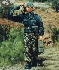 1/35 Scale WWII German Panzer Crew Resin Figure - Carrying Ammo Boxes Model - Bild 1 von 2