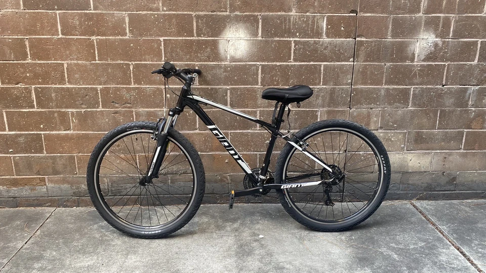 giant atx mountain bike, 21 Speed, Aluminum, 27.5 Inch Wheels - Image 1 of 4