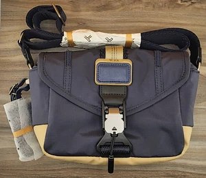 Borsa a tracolla Tumi ALPHA BRAVO COMPASS con patta nuova con etichetta - Midnight Navy + kaki - Foto 1 di 7