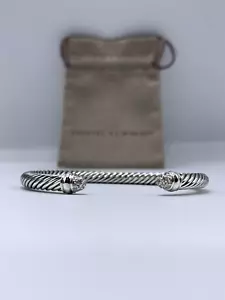 Brazalete clásico pequeño David Yurman de plata de ley con puntas de cúpula de diamantes pavé de 5 mm - Imagen 1 de 5